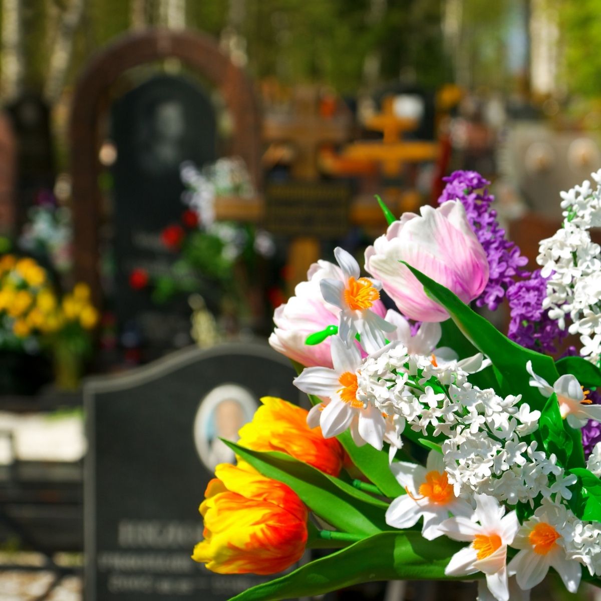 Bouquet de fleurs fraîches colorées déposé sur une sépulture en Essonne