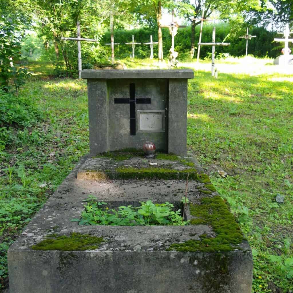 Mousse et taches noires sur une pierre tombale au cimetière